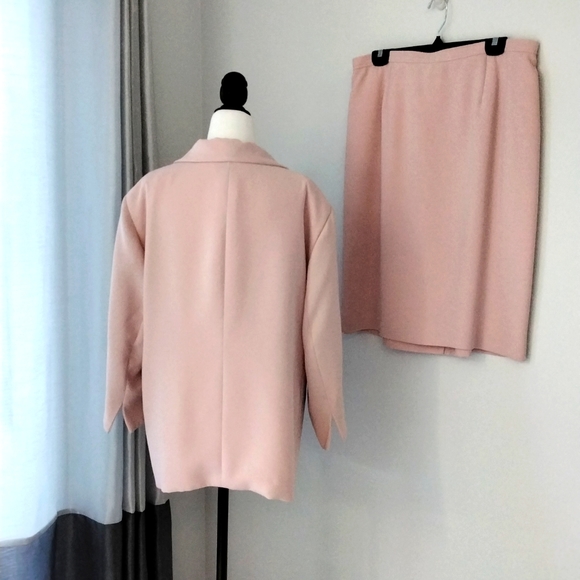 Ladies 2 piece skirt suit - Picture 6 of 12